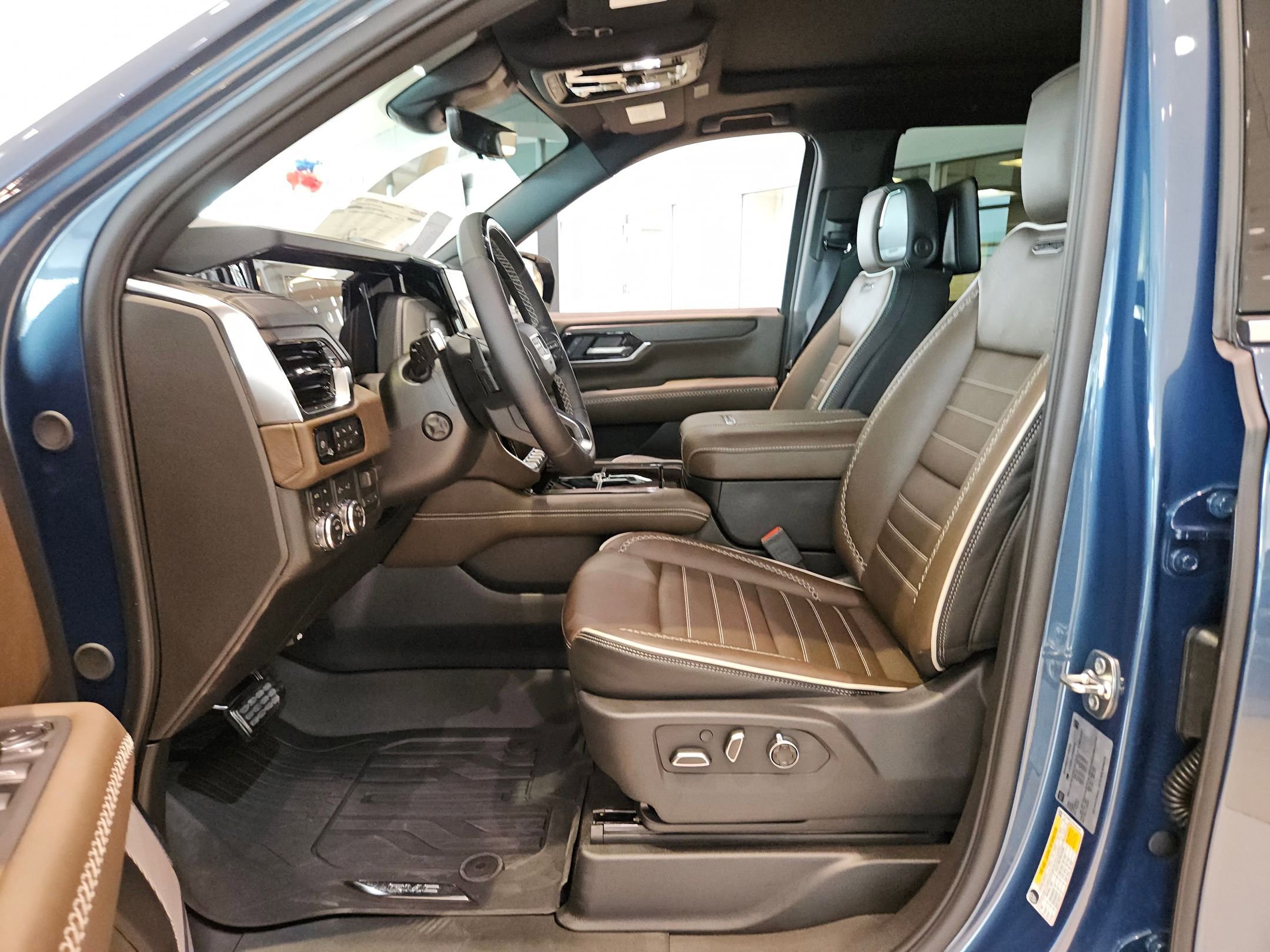New 2026 GMC Yukon Denali Ultimate w/ LPO, Floor Liner Package image 9