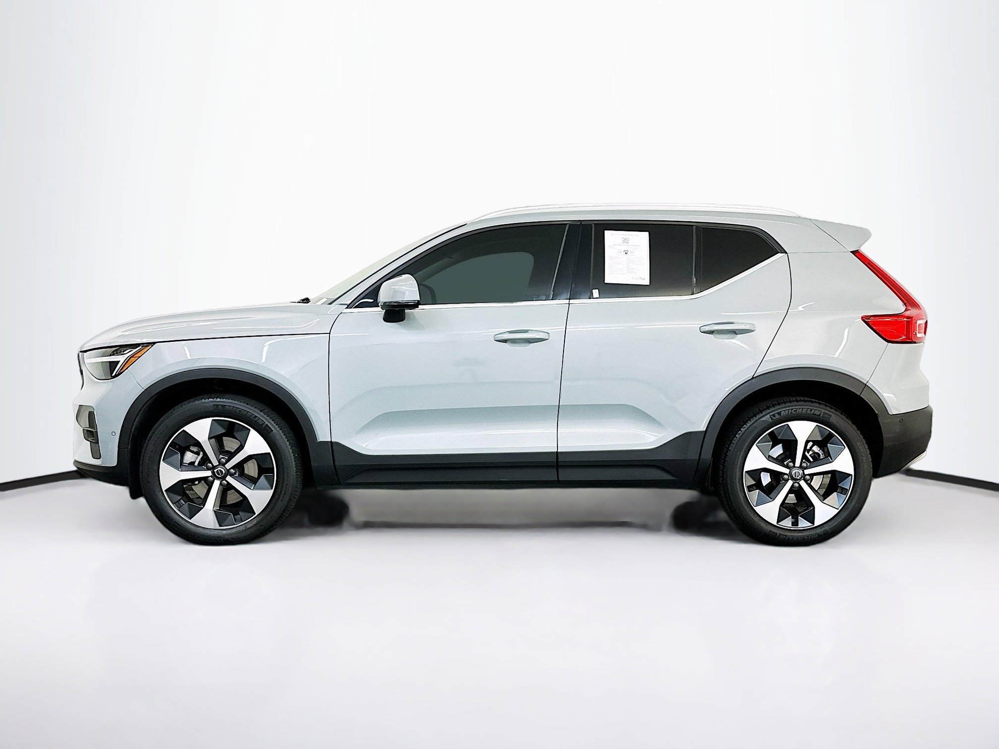 Used 2024 Volvo XC40 B5 Plus image 4