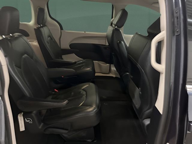 Used 2020 Chrysler Pacifica Touring-L FWD image 12
