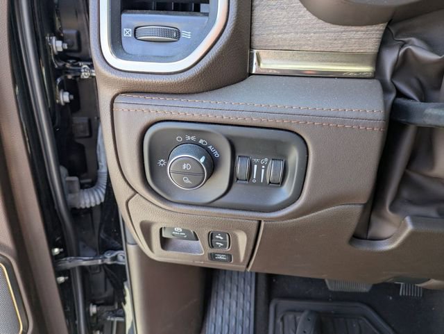 Used 2025 RAM 1500 Limited AWD/4WD image 13