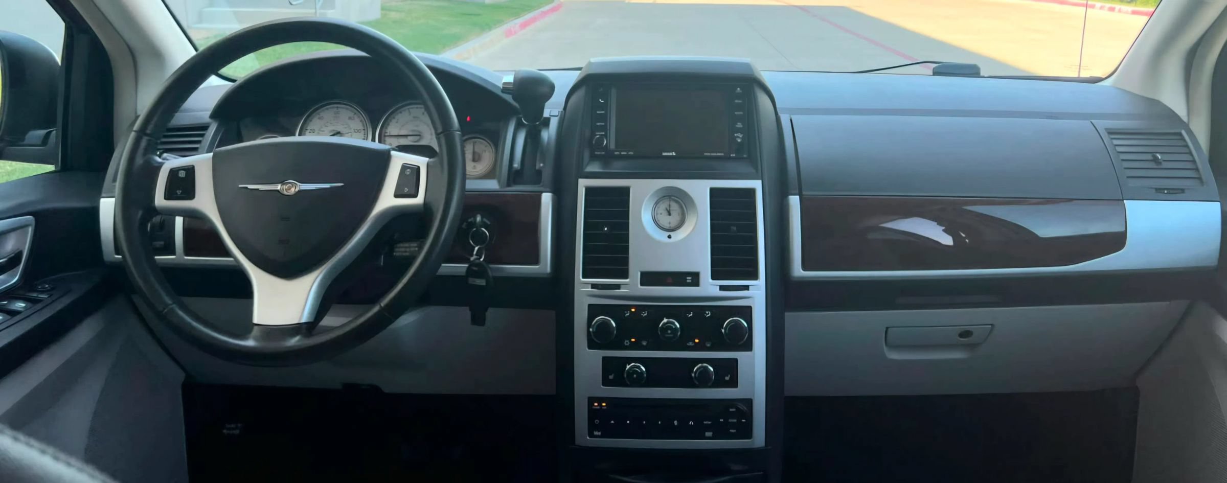 Used 2010 Chrysler Town & Country Touring Plus w/ Safetytec Group FWD image 26