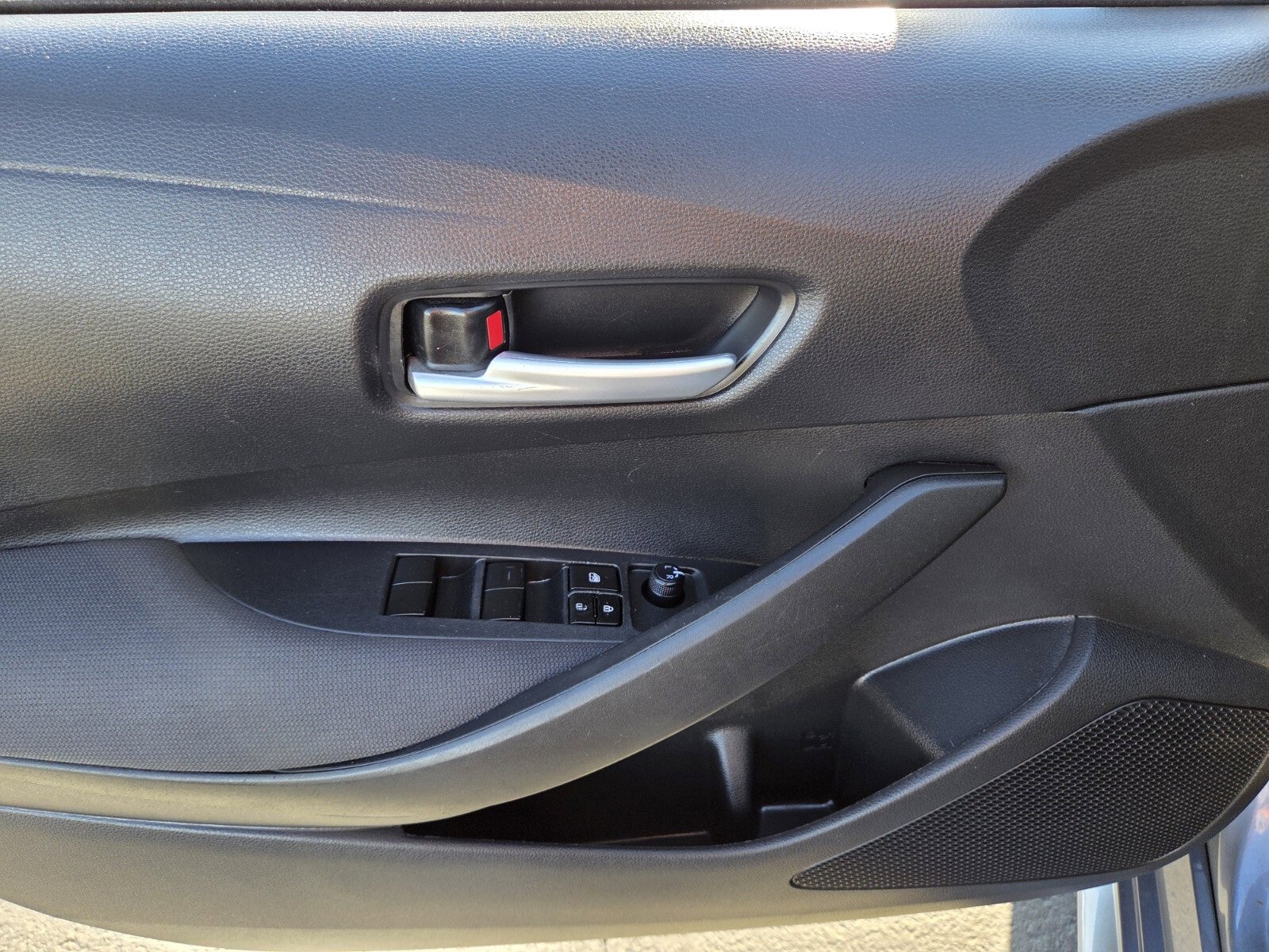 Used 2021 Toyota Corolla LE image 17