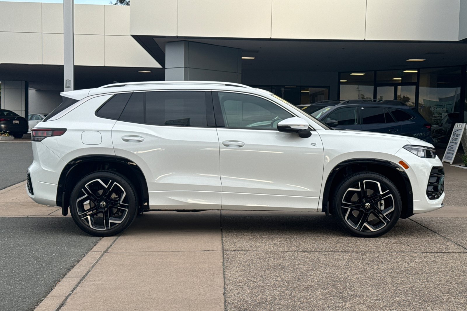 Used 2025 Volkswagen Tiguan SEL R-Line AWD/4WD image 3