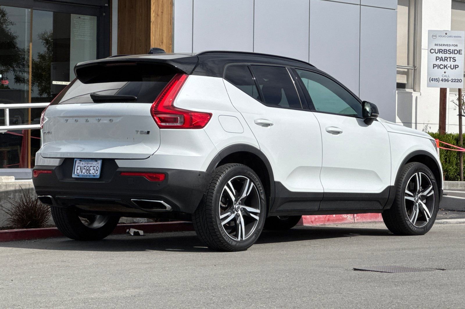 Used 2019 Volvo XC40 T5 R-Design image 2