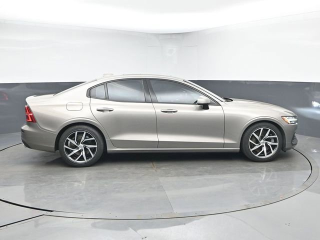 Used 2019 Volvo S60 T6 Momentum w/ Premium Package image 6