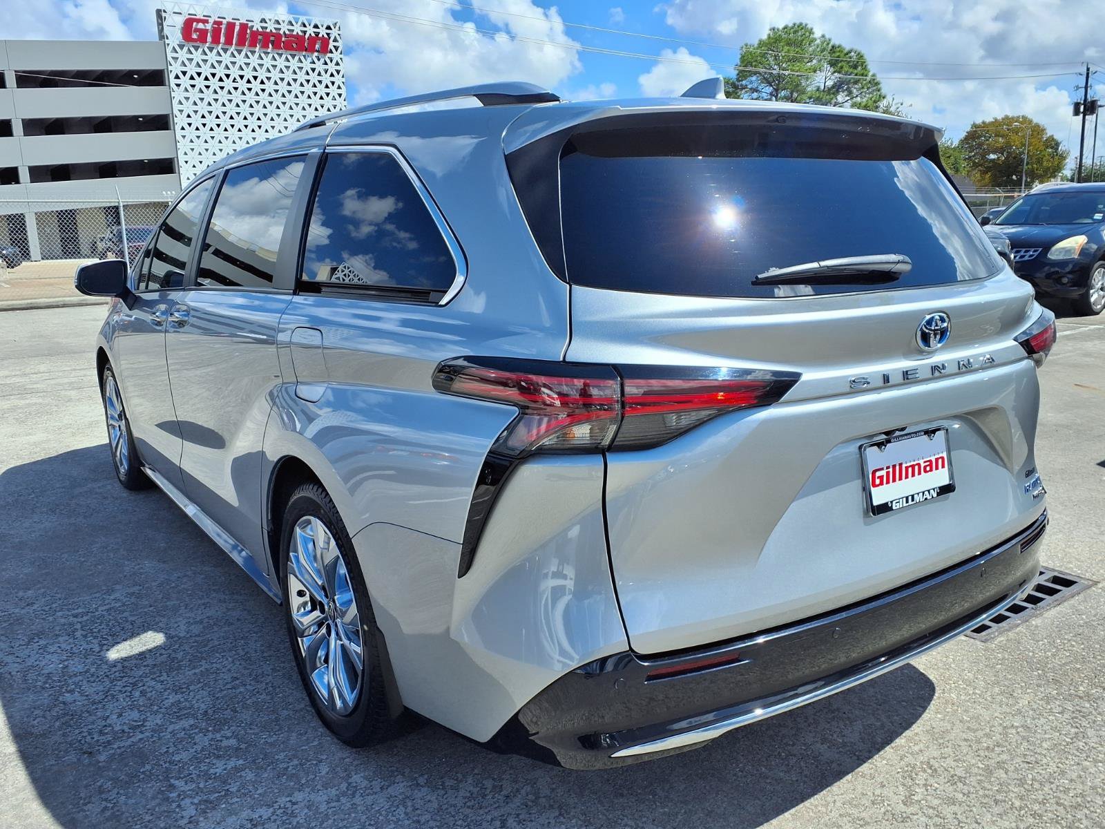 Used 2024 Toyota Sienna Platinum FWD image 3