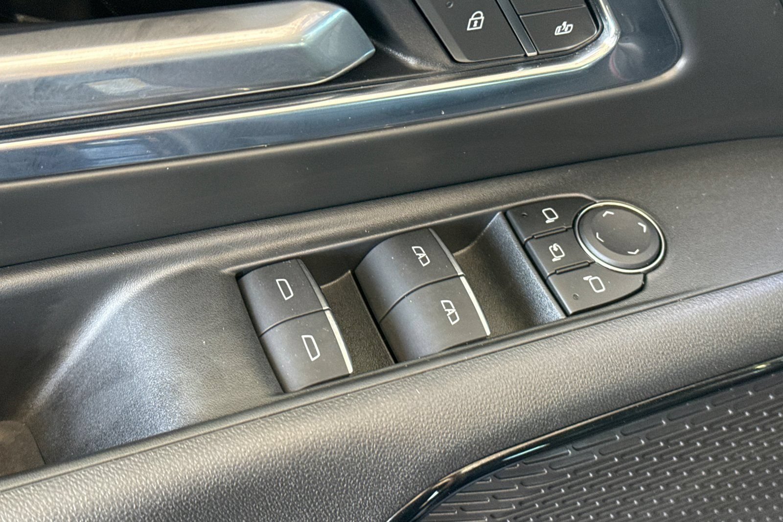 Used 2025 Chevrolet Silverado EV RST AWD/4WD image 18