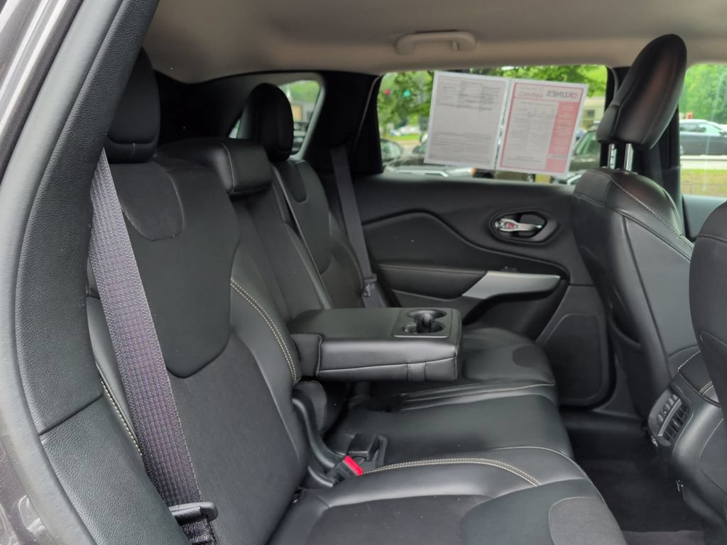 Used 2018 Jeep Cherokee Latitude Plus w/ Cold Weather Group AWD/4WD image 35