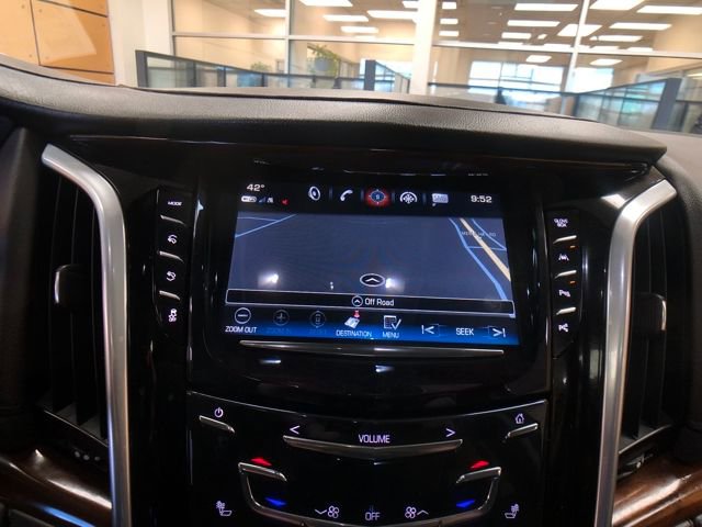 Used 2020 Cadillac Escalade Luxury w/ Escalade Sport Edition image 17