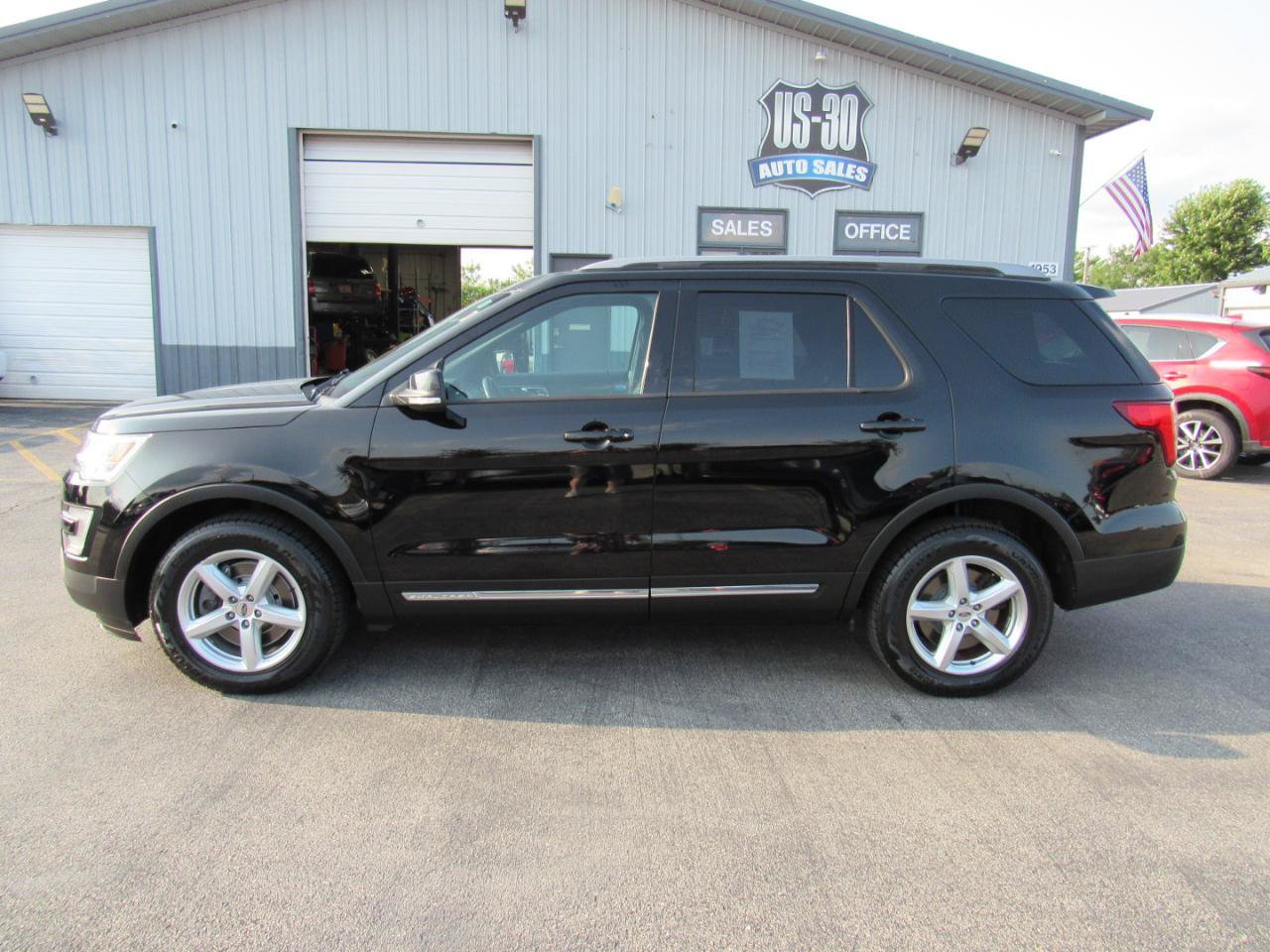 Used 2017 Ford Explorer XLT w/ Equipment Group 202A AWD/4WD image 3