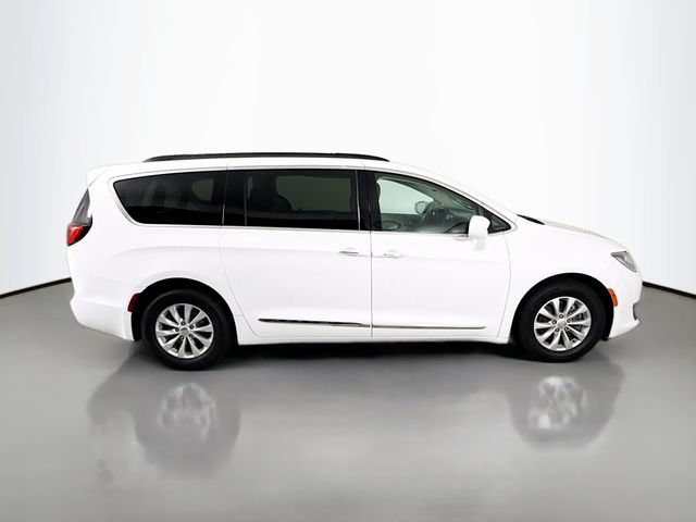 Used 2017 Chrysler Pacifica Touring-L FWD image 8