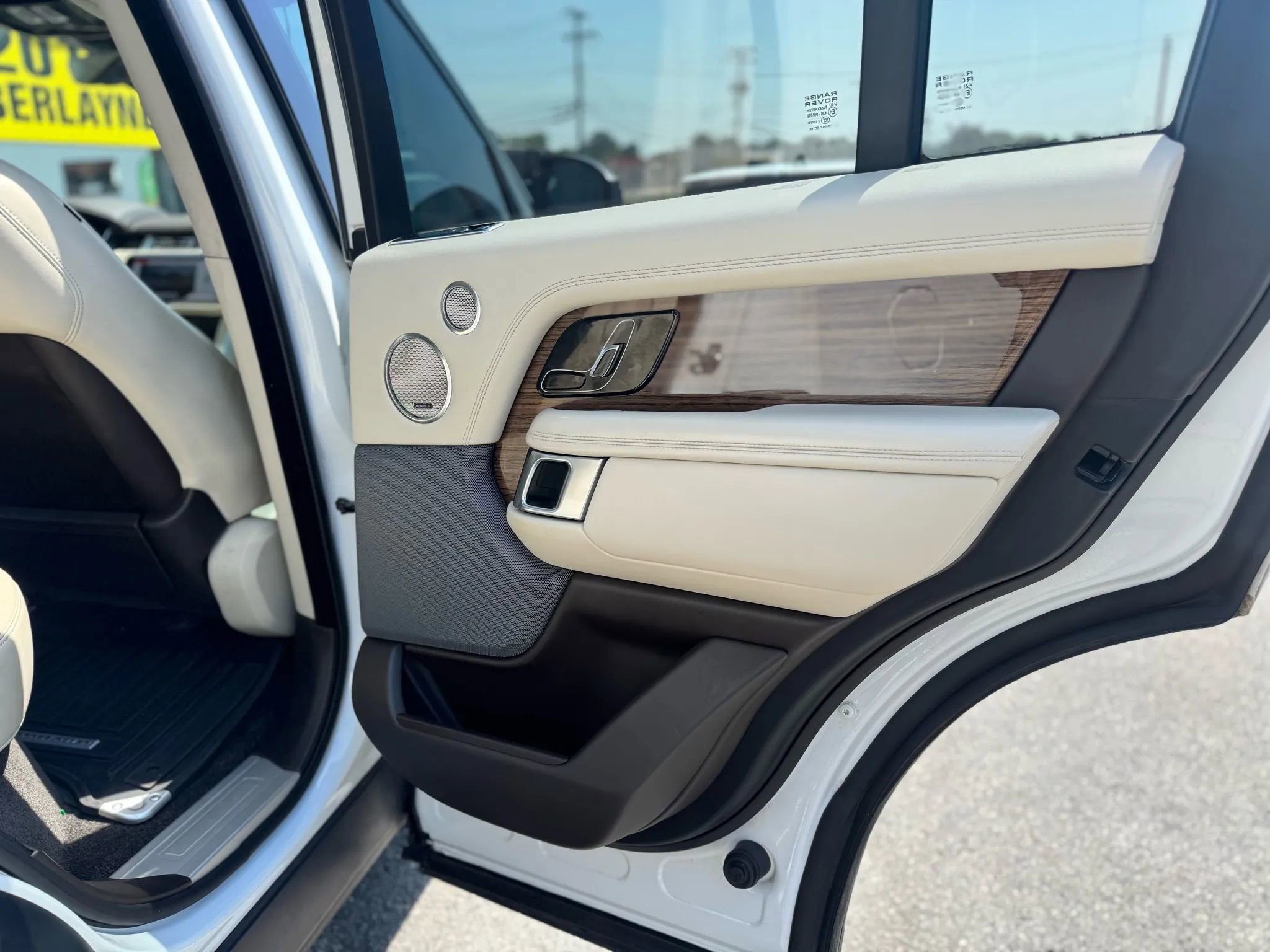 Used 2019 Land Rover Range Rover HSE image 8