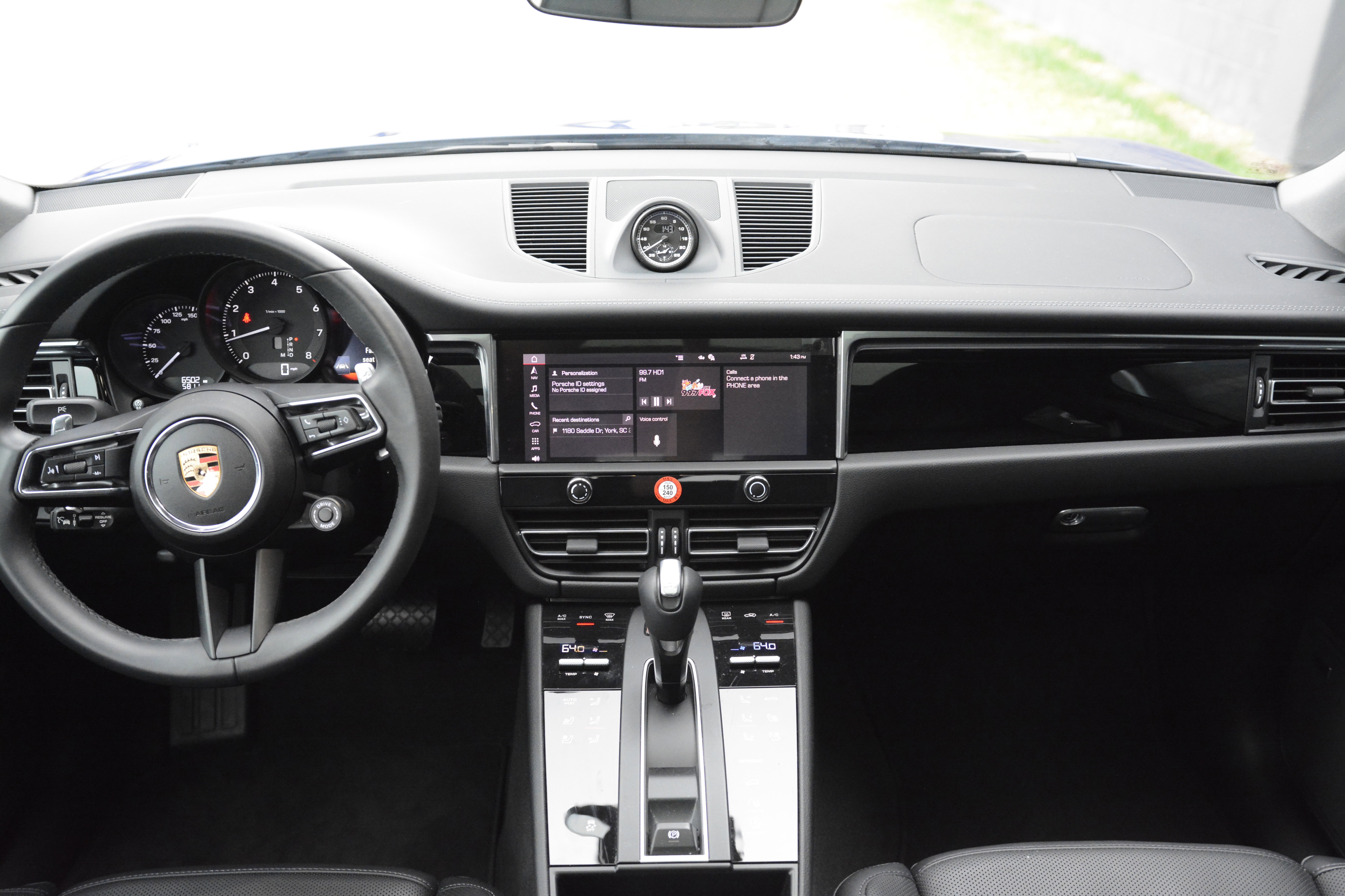 Certified 2025 Porsche Macan AWD/4WD image 19