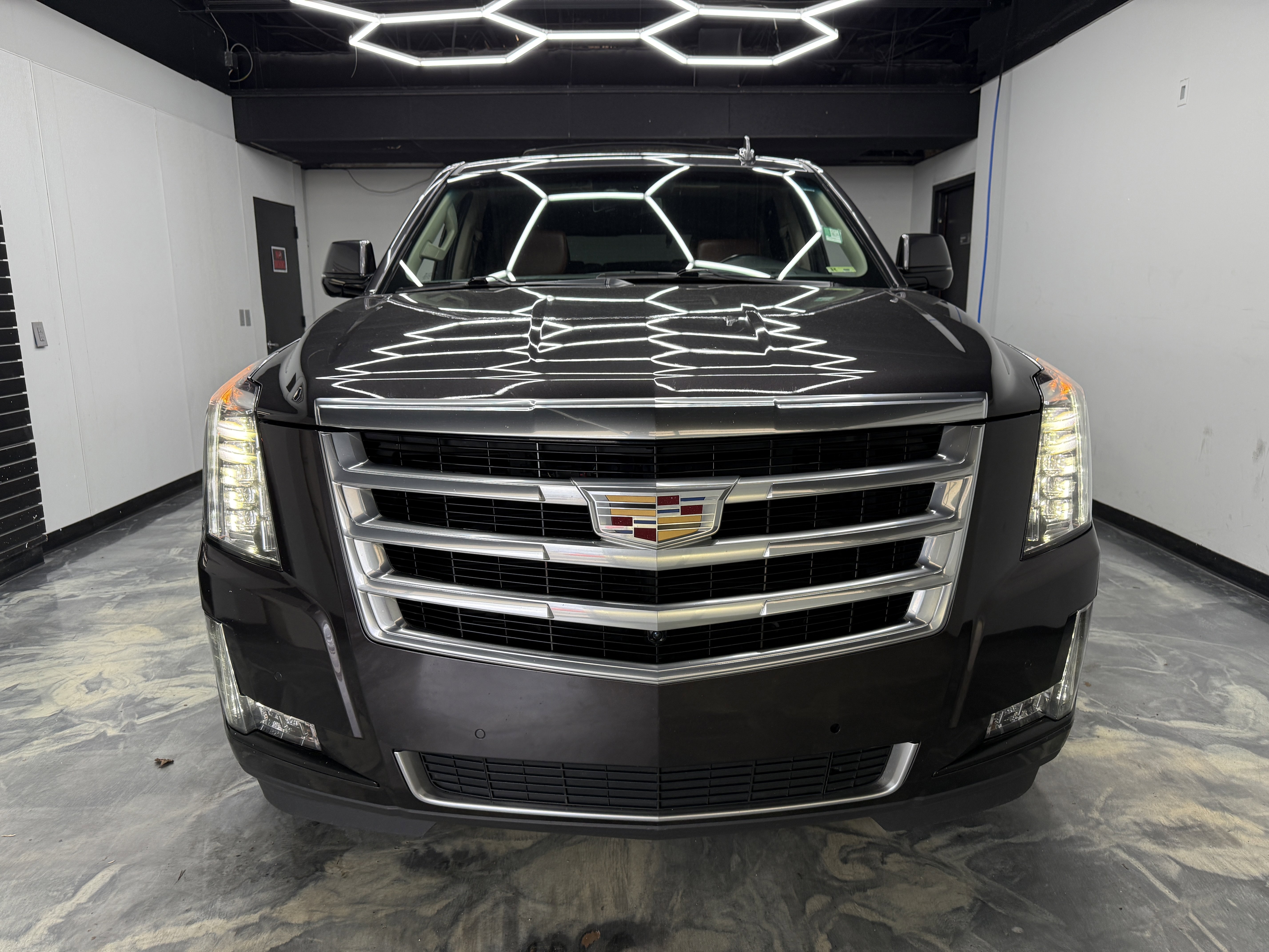 Used 2018 Cadillac Escalade Luxury AWD/4WD image 6