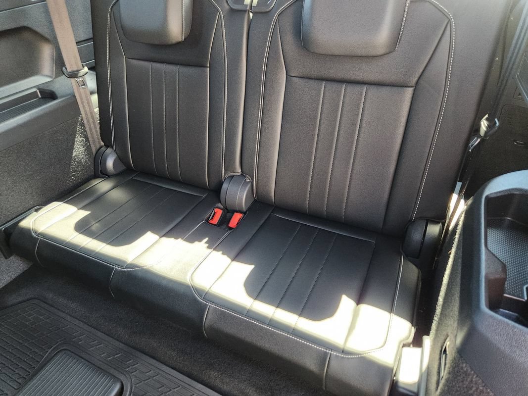 Used 2023 Volkswagen Tiguan SE R-Line FWD image 31