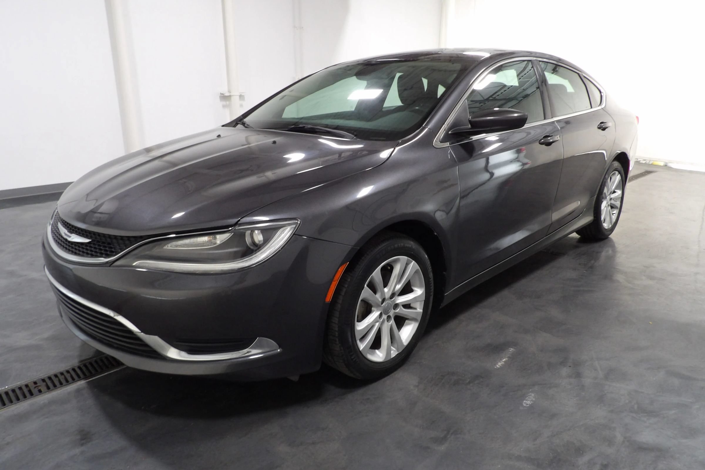 Used 2015 Chrysler 200 Limited w/ Convenience Group FWD image 3
