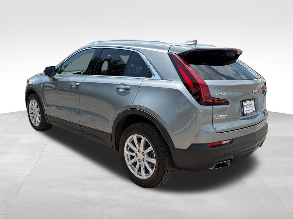 Used 2023 Cadillac XT4 Luxury w/ Cold Weather Package FWD image 3