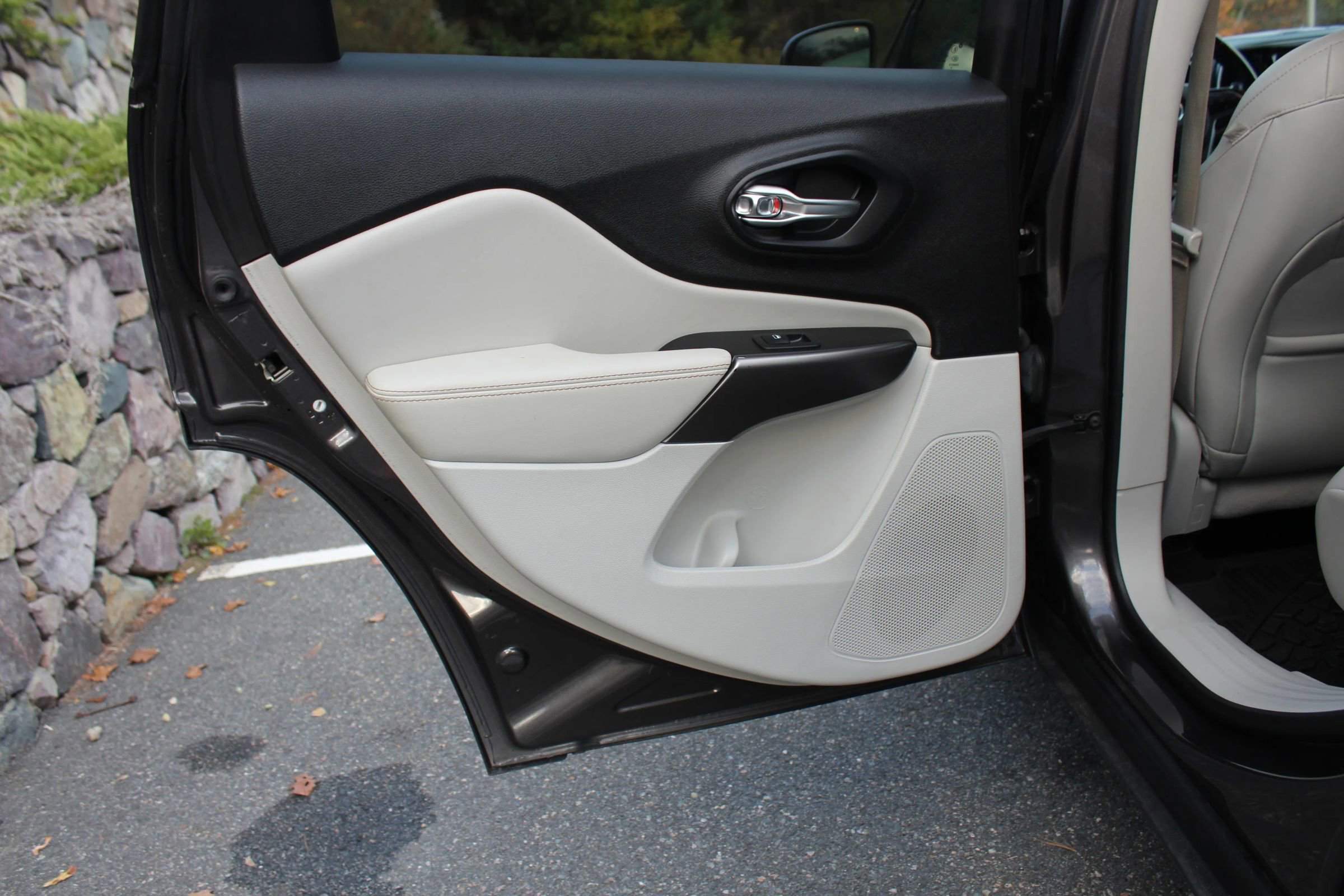 Used 2019 Jeep Cherokee Limited image 14