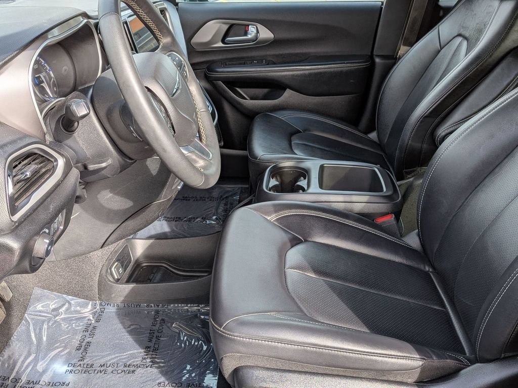 Used 2025 Chrysler Pacifica Select FWD image 17