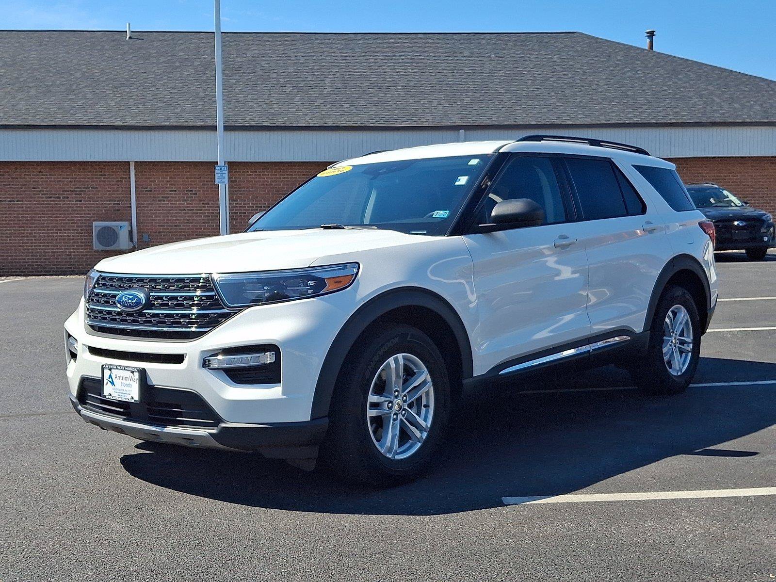 Used 2022 Ford Explorer XLT w/ Equipment Group 202A AWD/4WD image 3