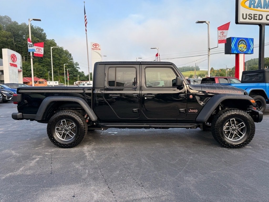 Used 2024 Jeep Gladiator Mojave w/ Technology Group image 3