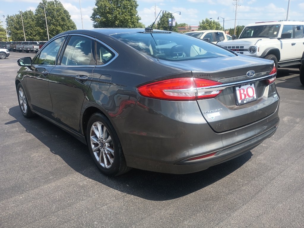 Used 2017 Ford Fusion SE w/ Fusion SE Technology Package FWD image 5