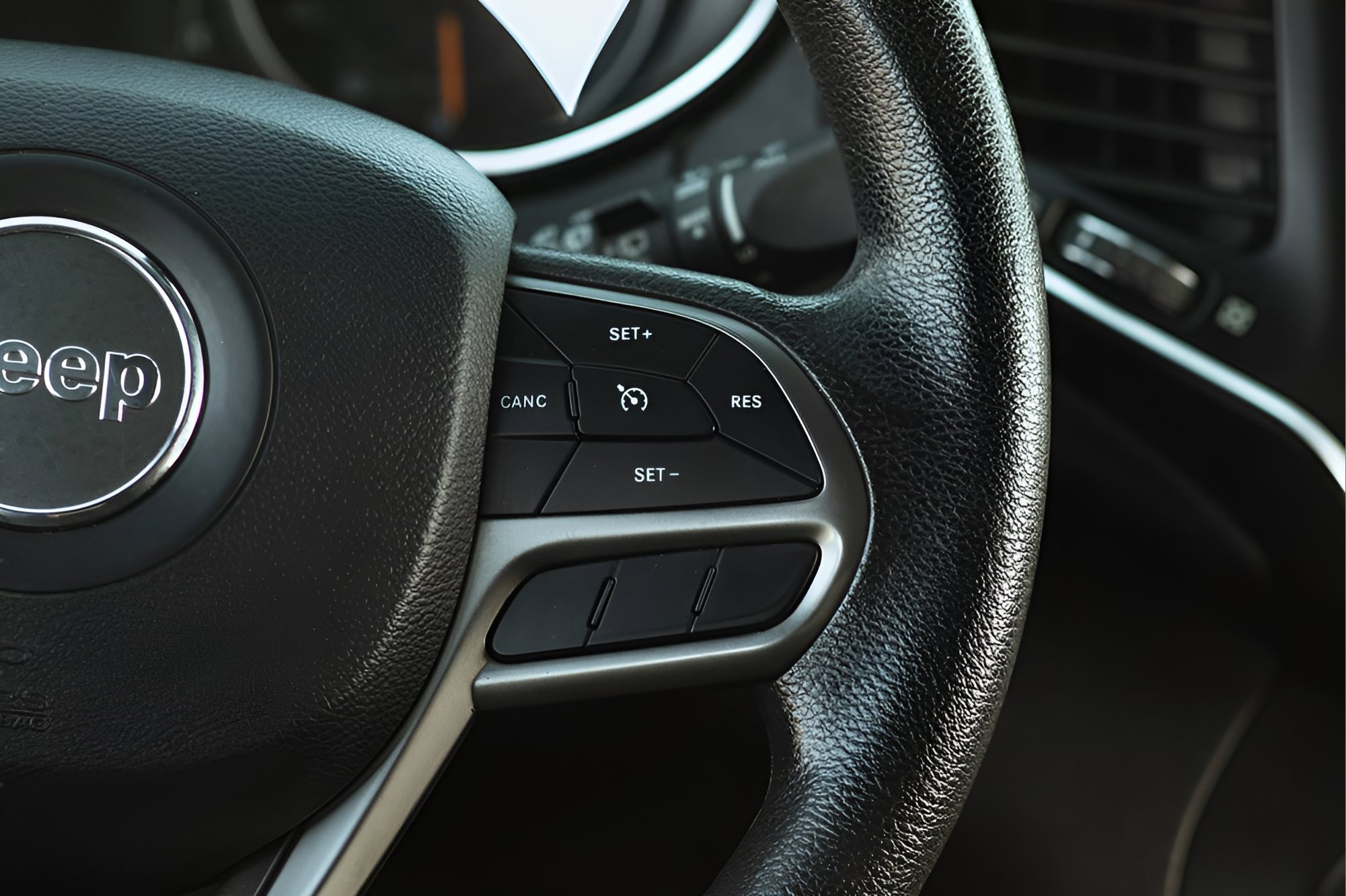 Used 2019 Jeep Cherokee Latitude w/ Popular Appearance Group FWD image 13