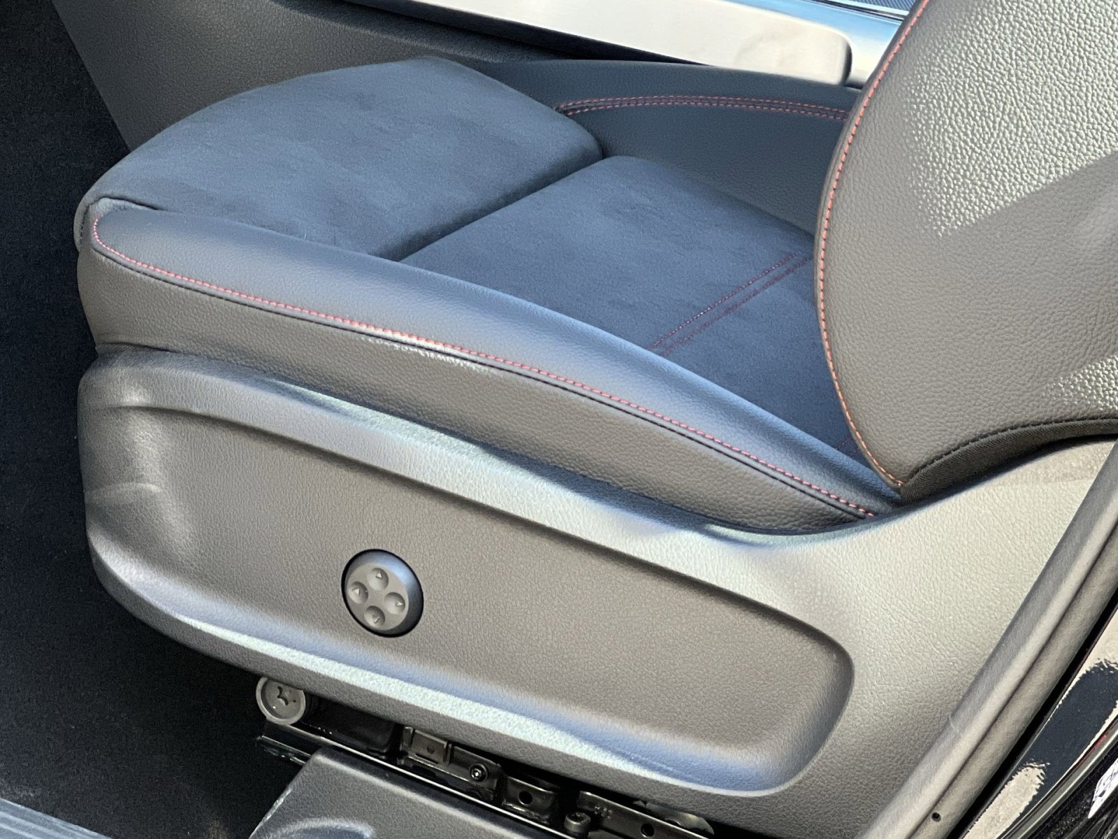 New 2025 Mercedes-Benz GLB 35 AMG 4MATIC image 12