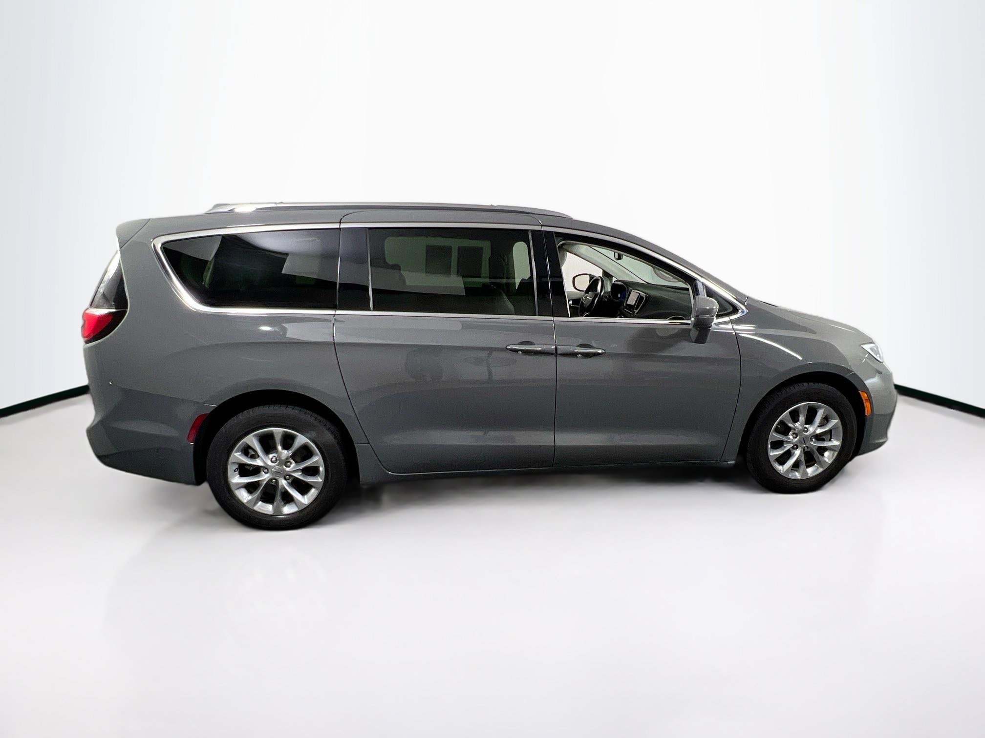 Used 2021 Chrysler Pacifica Touring-L image 4