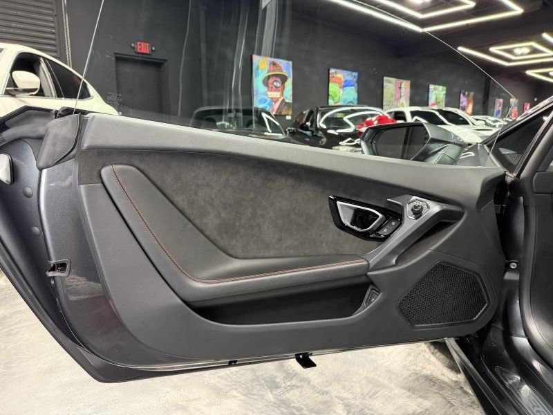 Used 2018 Lamborghini Huracan LP 580-2 RWD image 17