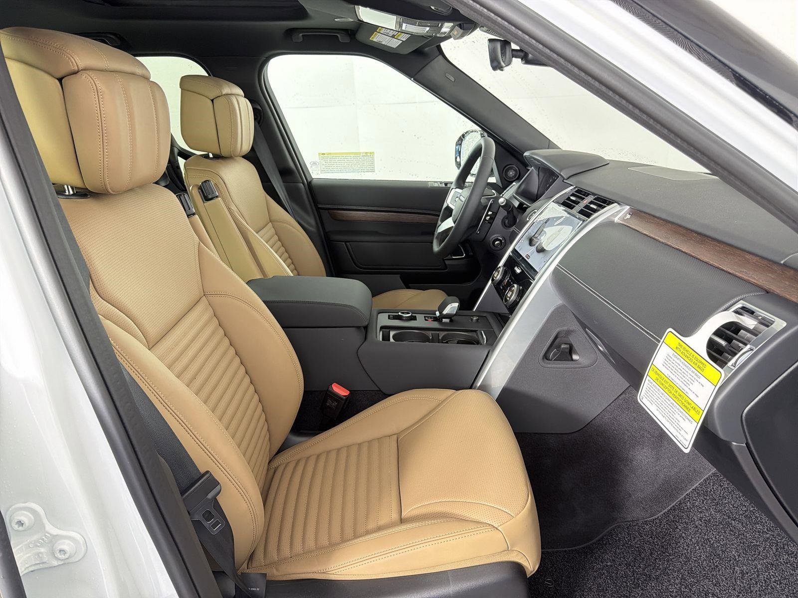 New 2026 Land Rover Discovery Dynamic SE image 32