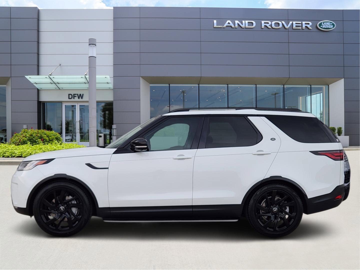 Certified 2025 Land Rover Discovery S image 3
