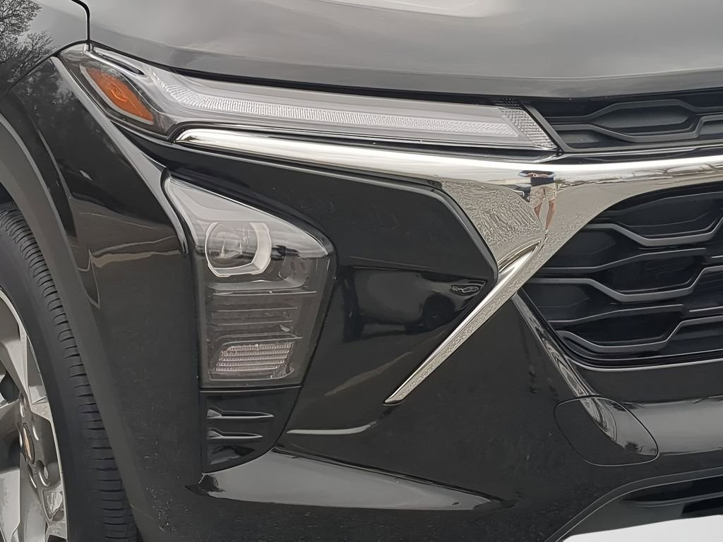 Used 2025 Chevrolet Trax LT w/ LT Convenience Package image 10