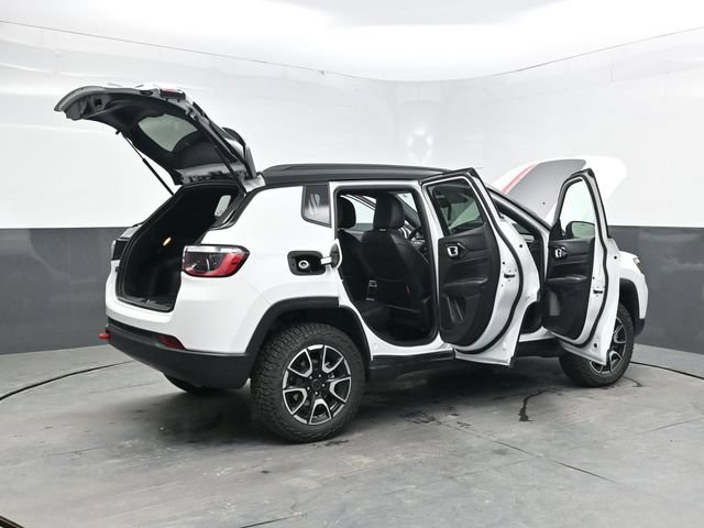 Used 2025 Jeep Compass Trailhawk AWD/4WD image 41