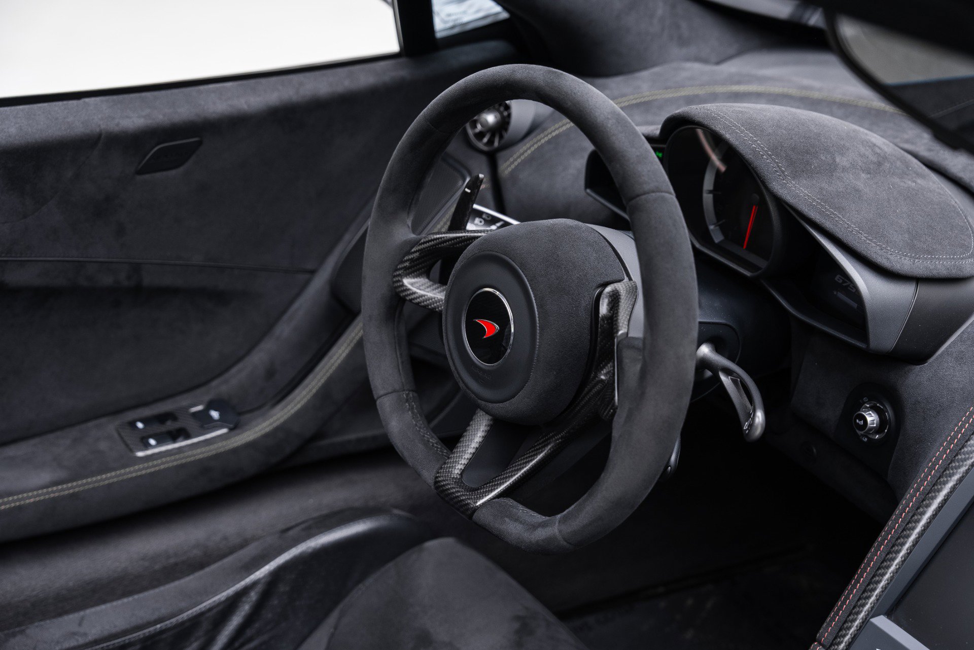 Used 2016 McLaren 675LT image 36