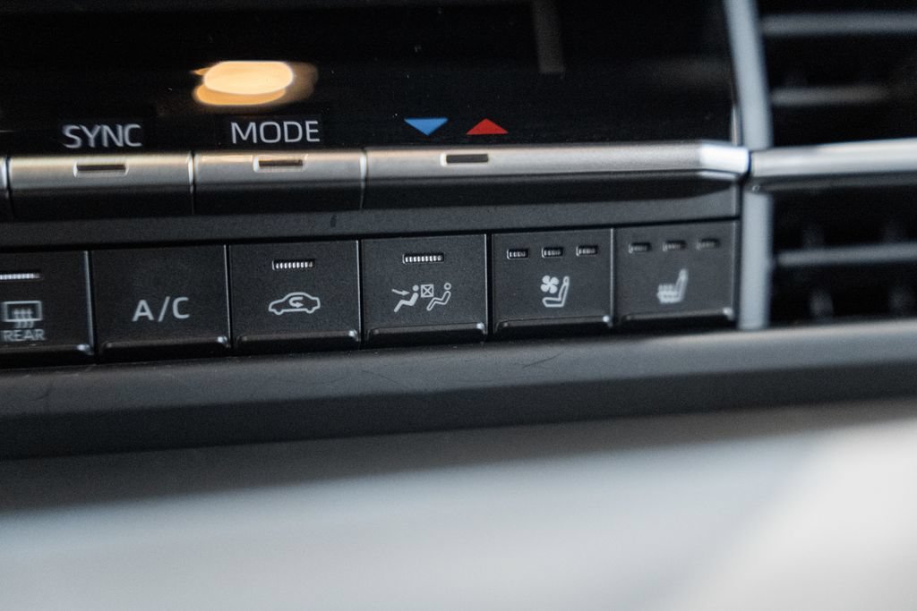 Used 2024 Toyota Sienna Platinum AWD/4WD image 22