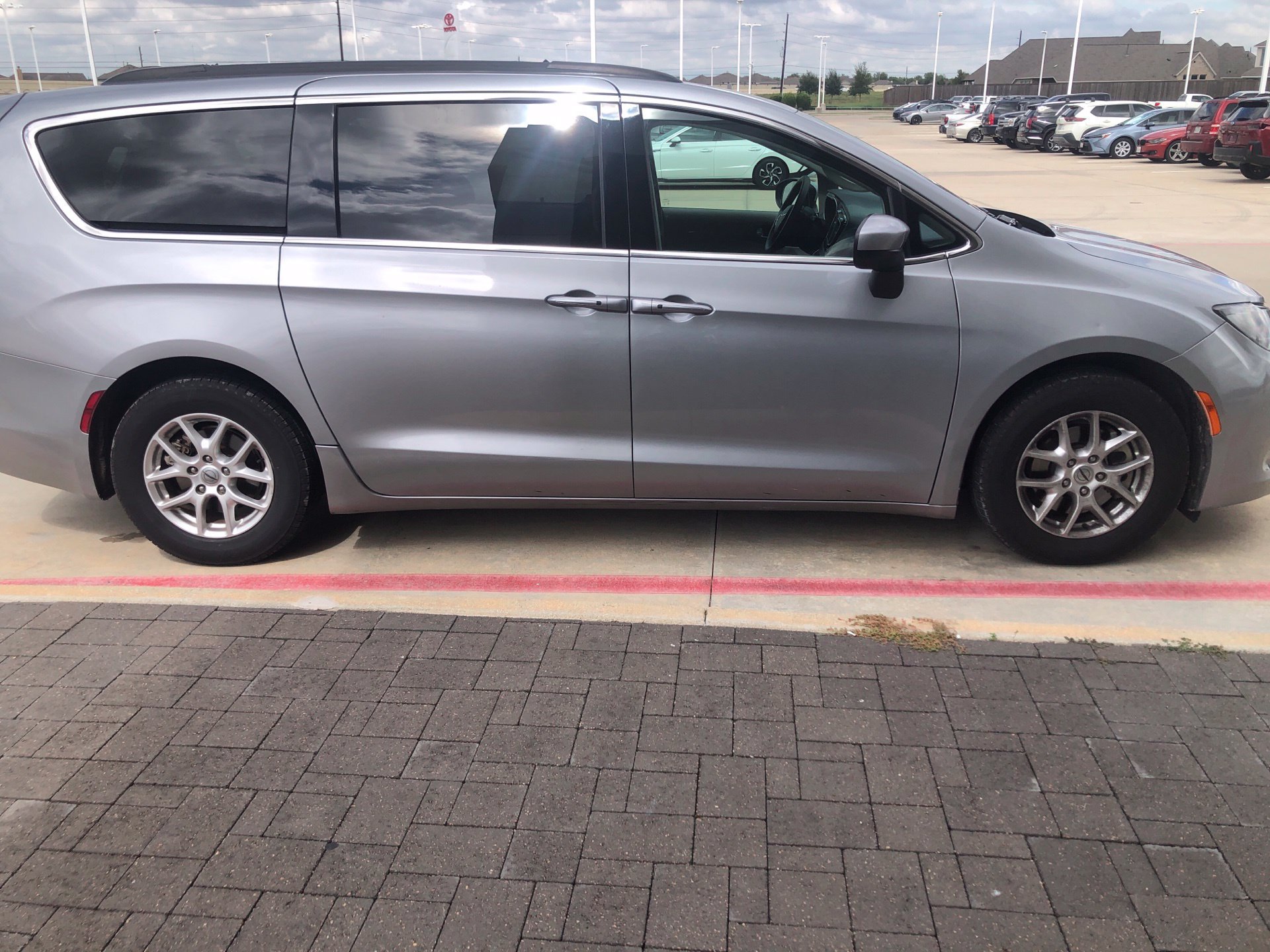 Used 2021 Chrysler Voyager Lxi FWD image 2