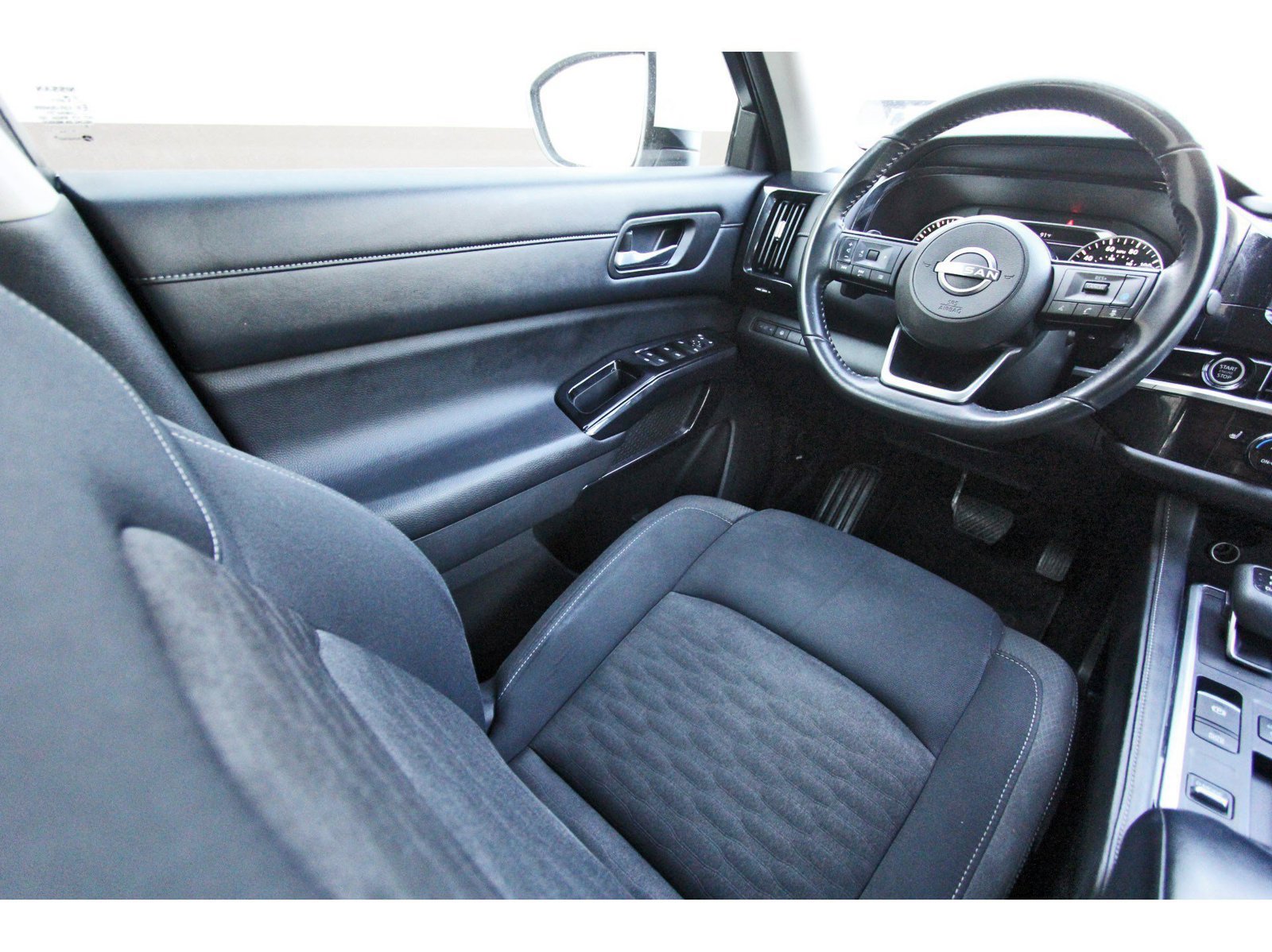 Used 2022 Nissan Pathfinder SV FWD image 11
