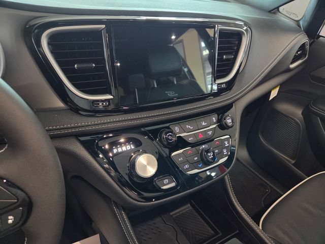 New 2027 Chrysler Pacifica Limited w/ S Appearance Package FWD image 27