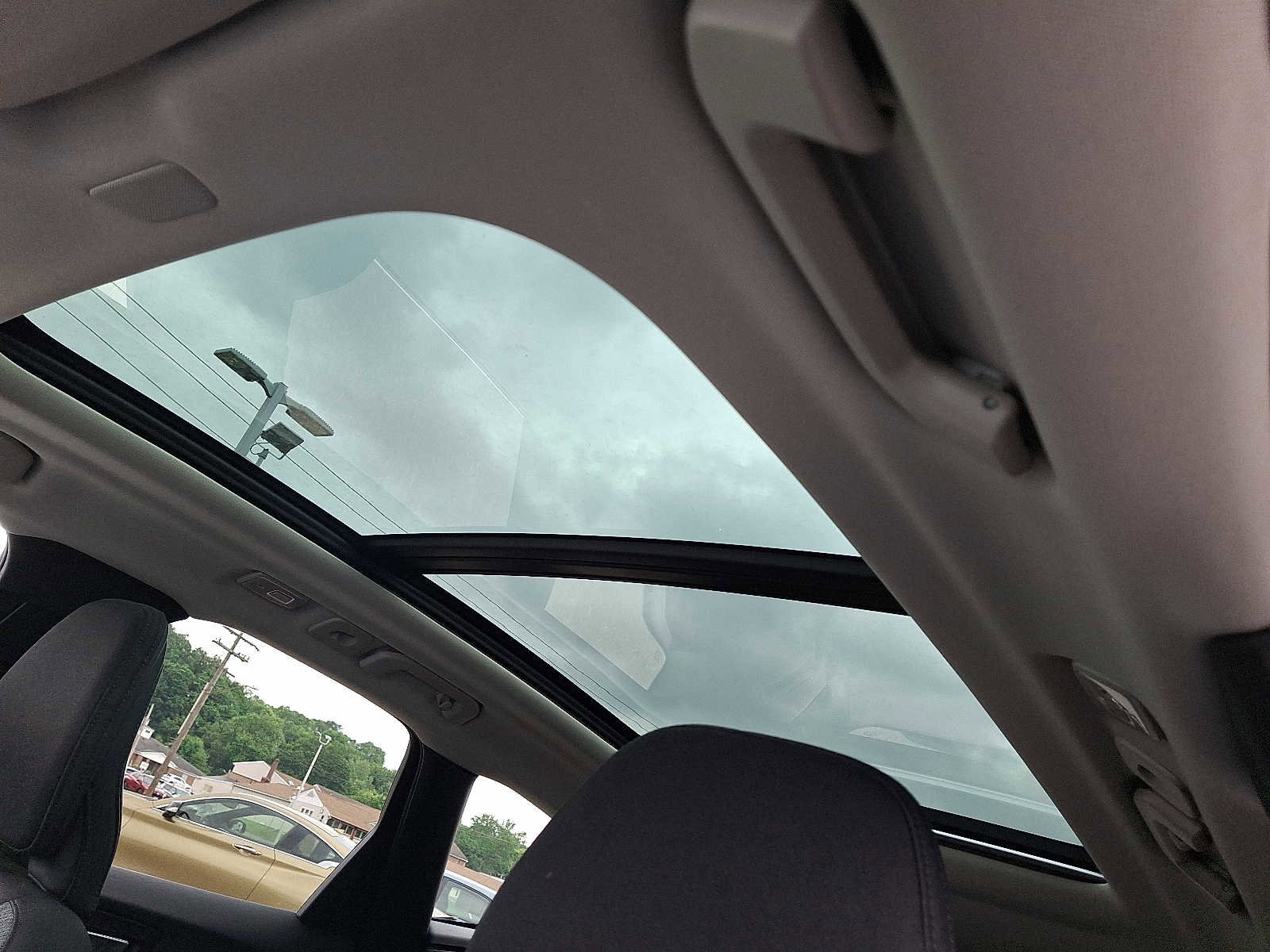 Used 2022 Volvo XC60 B5 Momentum image 16