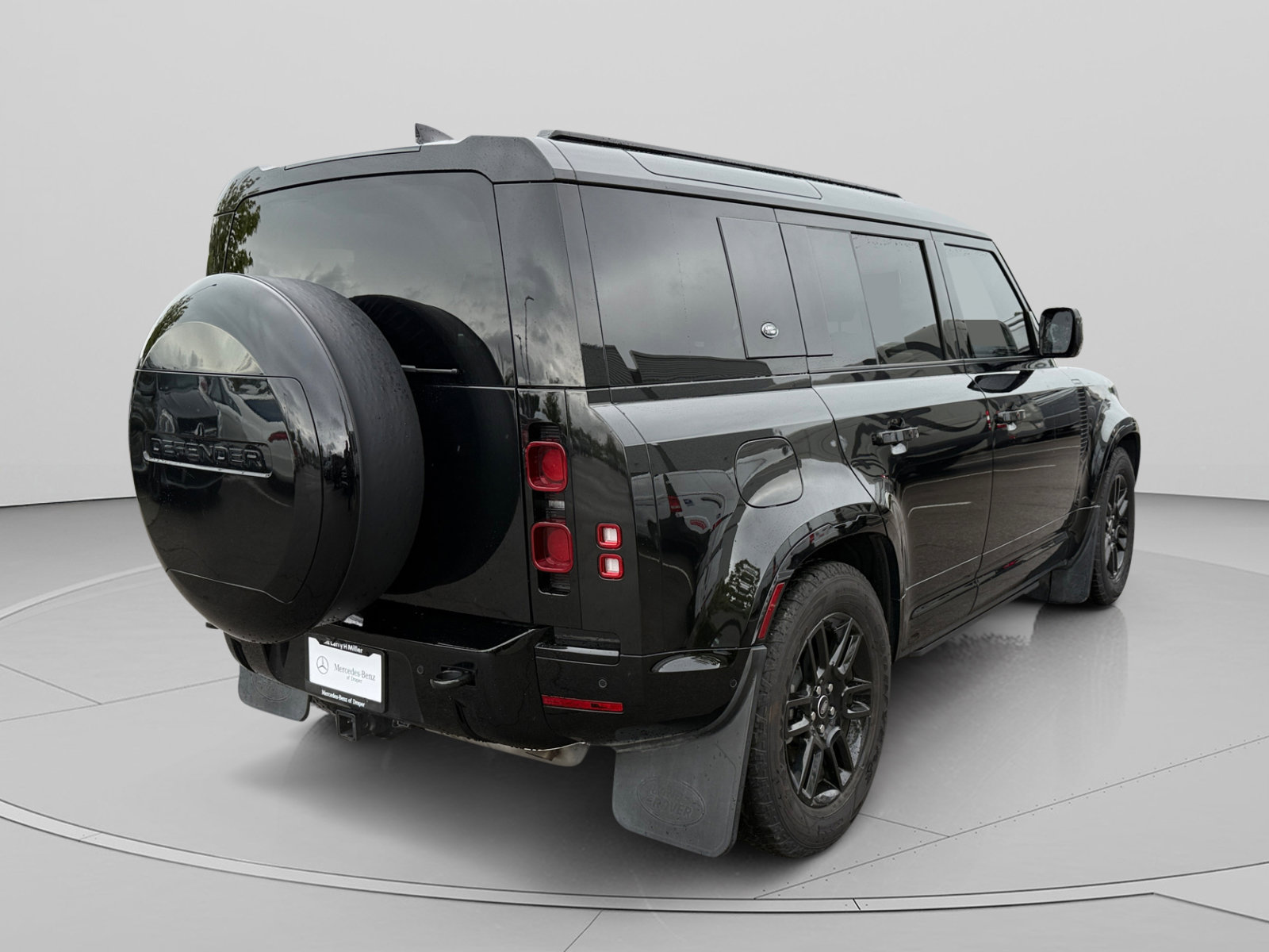 Used 2024 Land Rover Defender 110 X-Dynamic SE AWD/4WD image 5