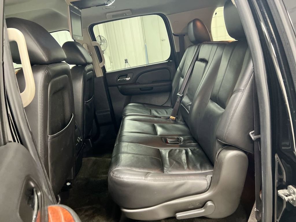 Used 2014 Chevrolet Suburban LT image 21