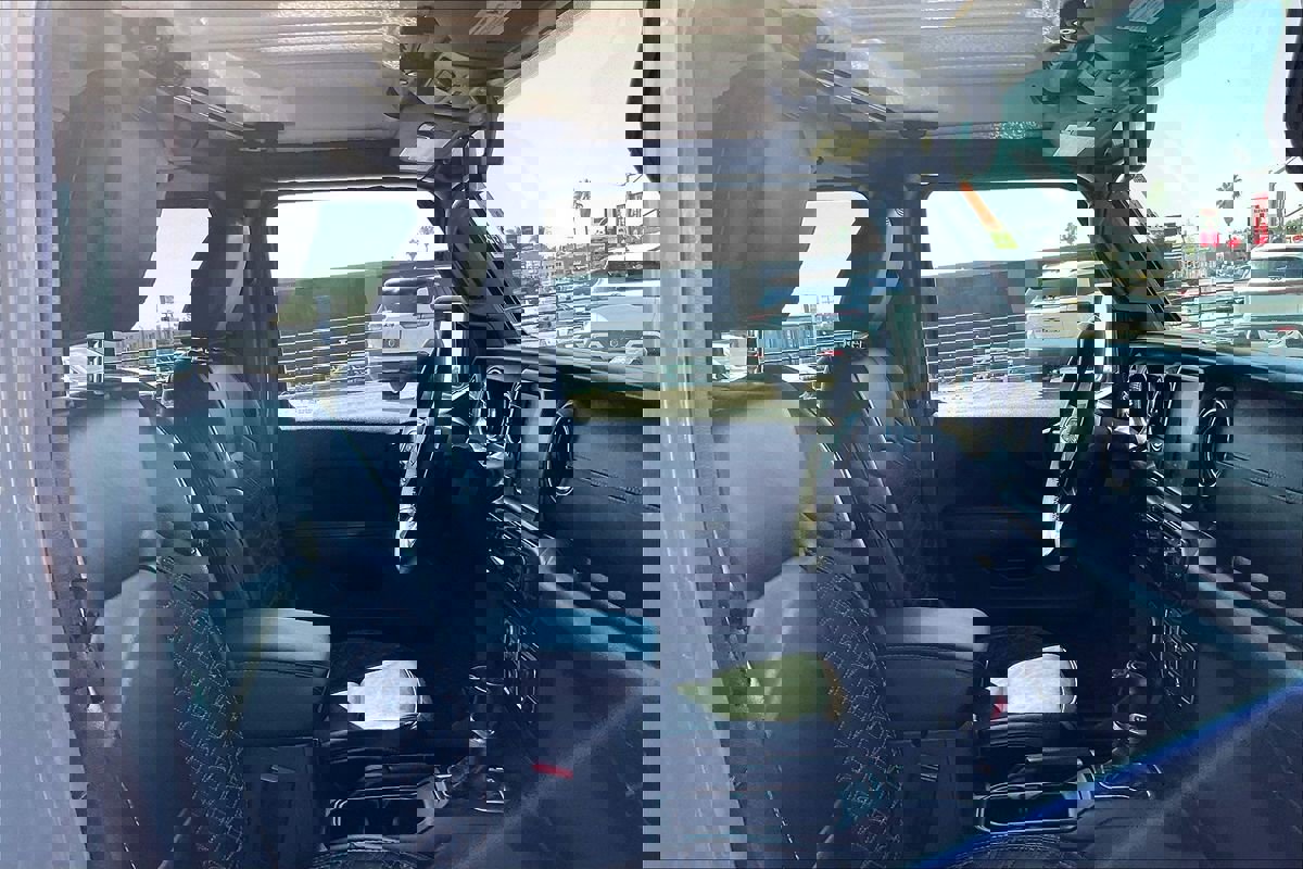 Used 2023 Jeep Gladiator Overland image 17