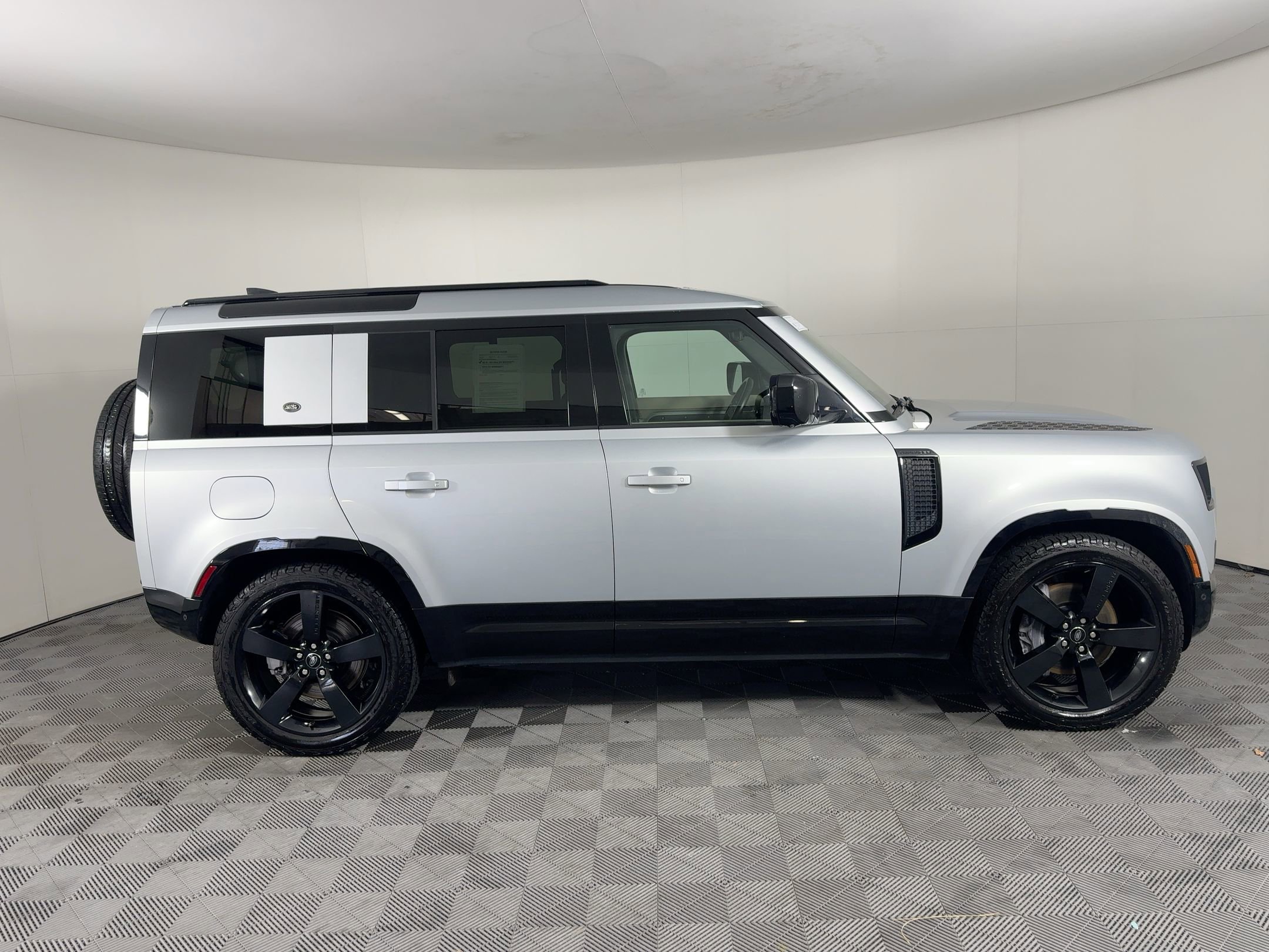 Used 2022 Land Rover Defender 110 X-Dynamic SE image 8