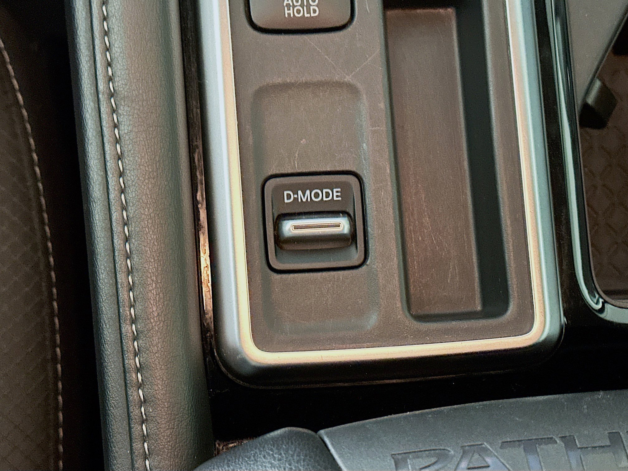 Used 2025 Nissan Pathfinder SL image 26