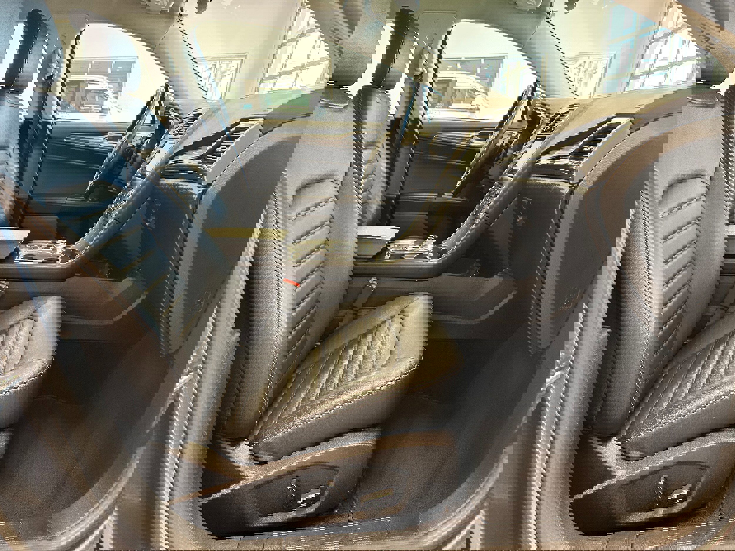 Used 2017 Ford Fusion SE w/ Fusion SE Technology Package image 15