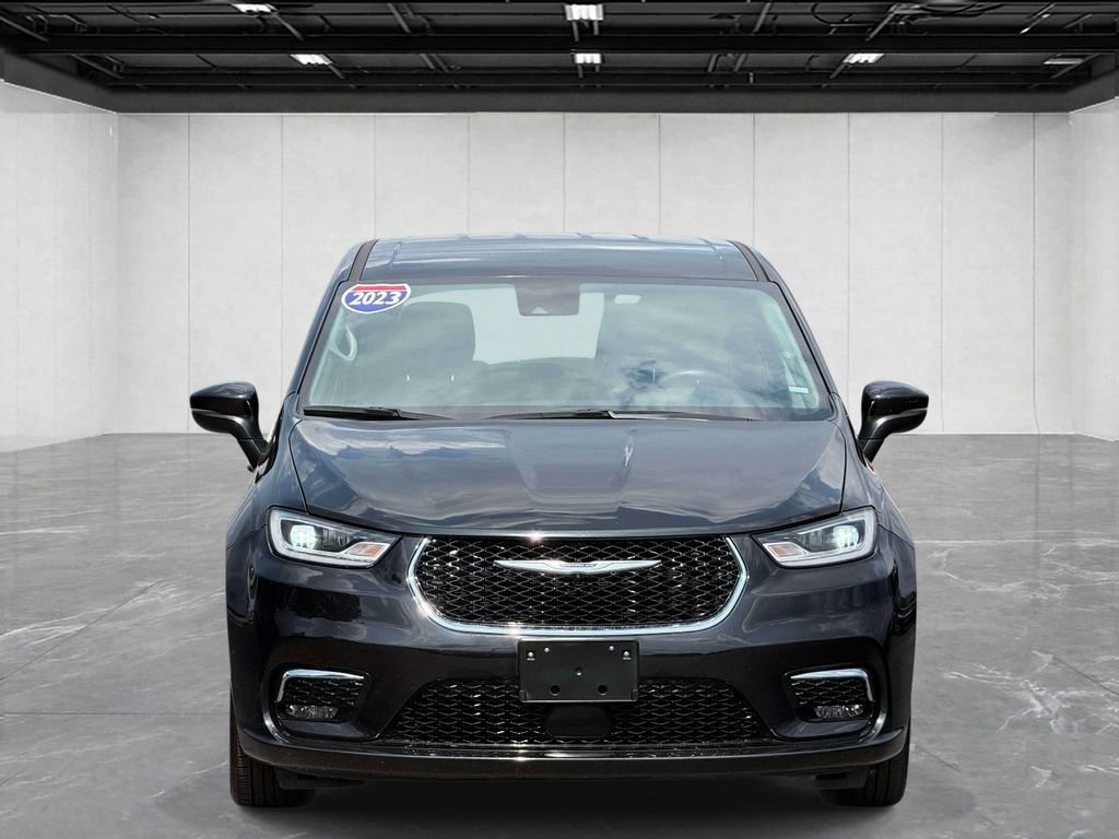 Used 2023 Chrysler Pacifica Touring-L FWD image 2