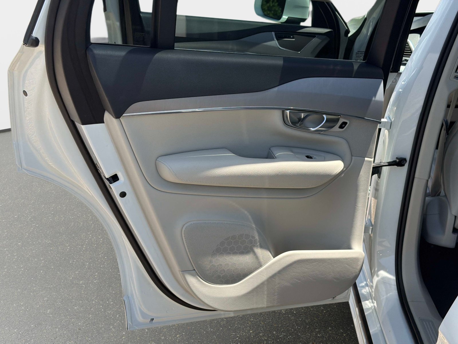 Used 2021 Volvo XC90 T5 Momentum w/ Climate Package FWD image 12