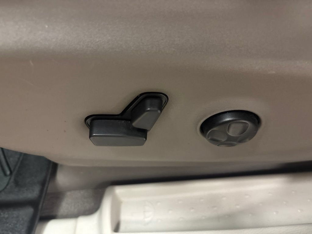Used 2017 Chrysler Pacifica Touring Plus w/ Tire & Wheel Group FWD image 22