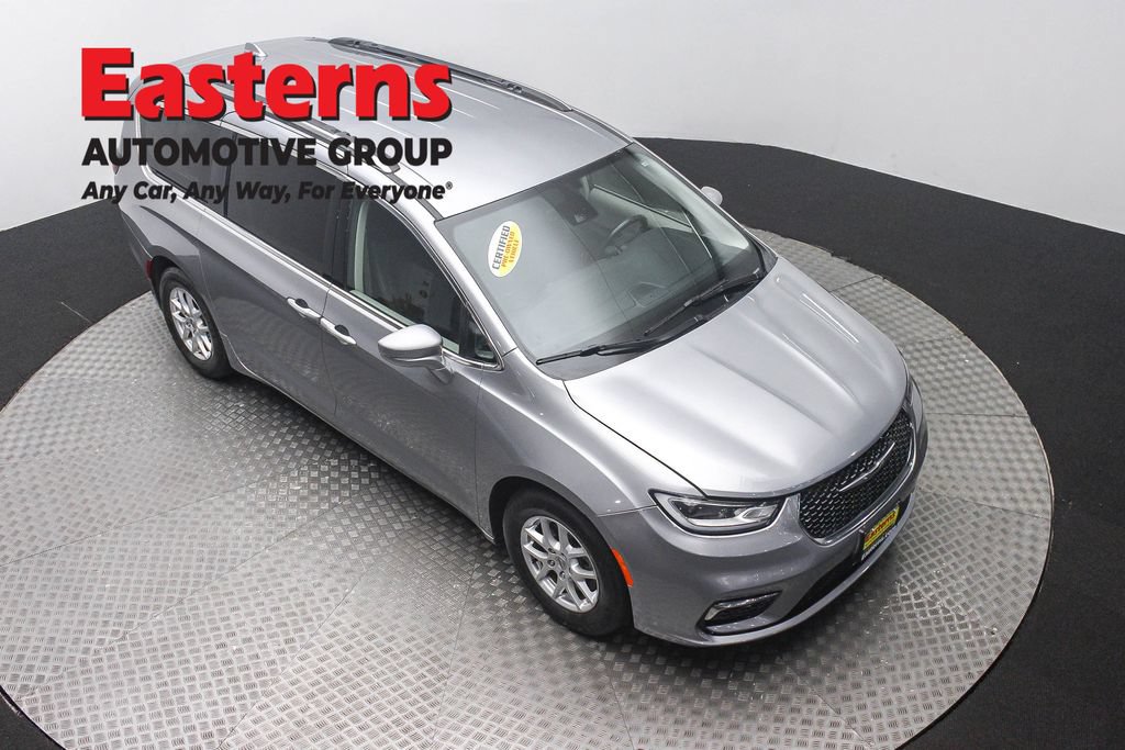Used 2021 Chrysler Pacifica Touring-L FWD image 3